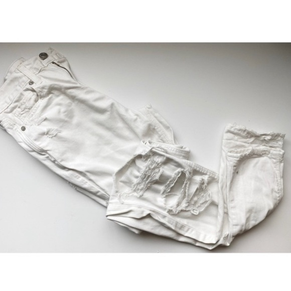 American Eagle Outfitters • White Destructed Mom Jeans - Picture 3 of 4